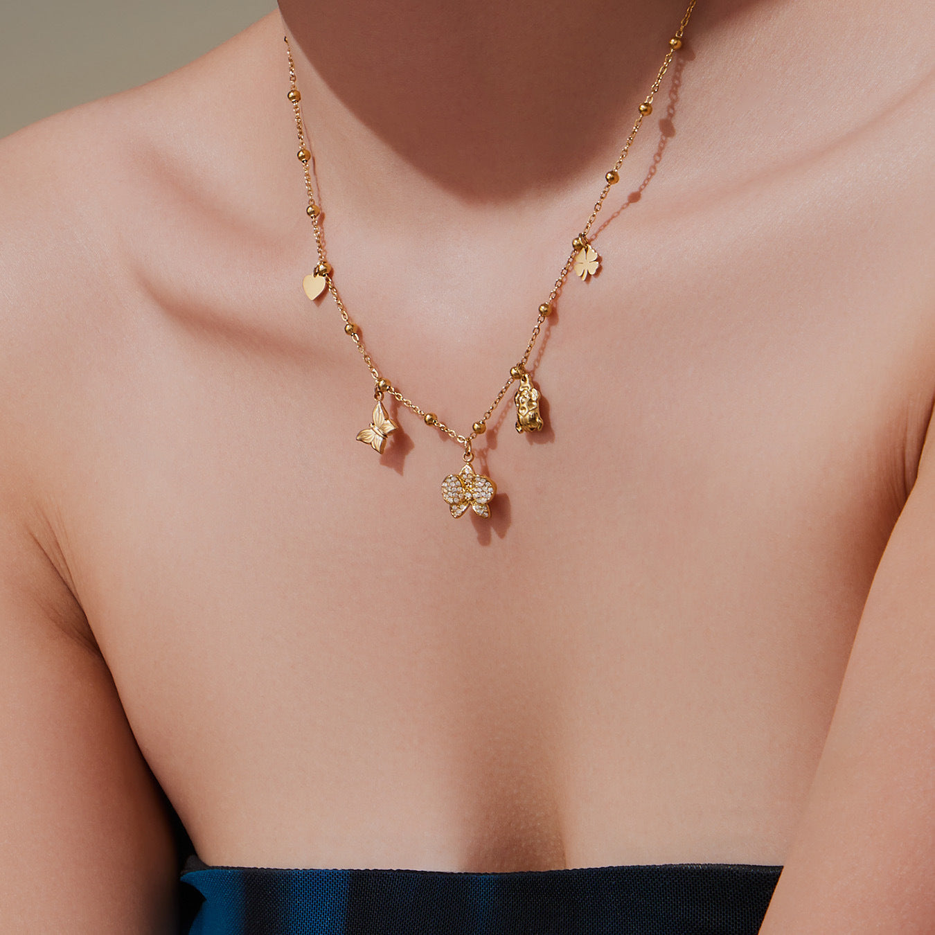 Bow-shaped zircon pendant necklace in rose gold