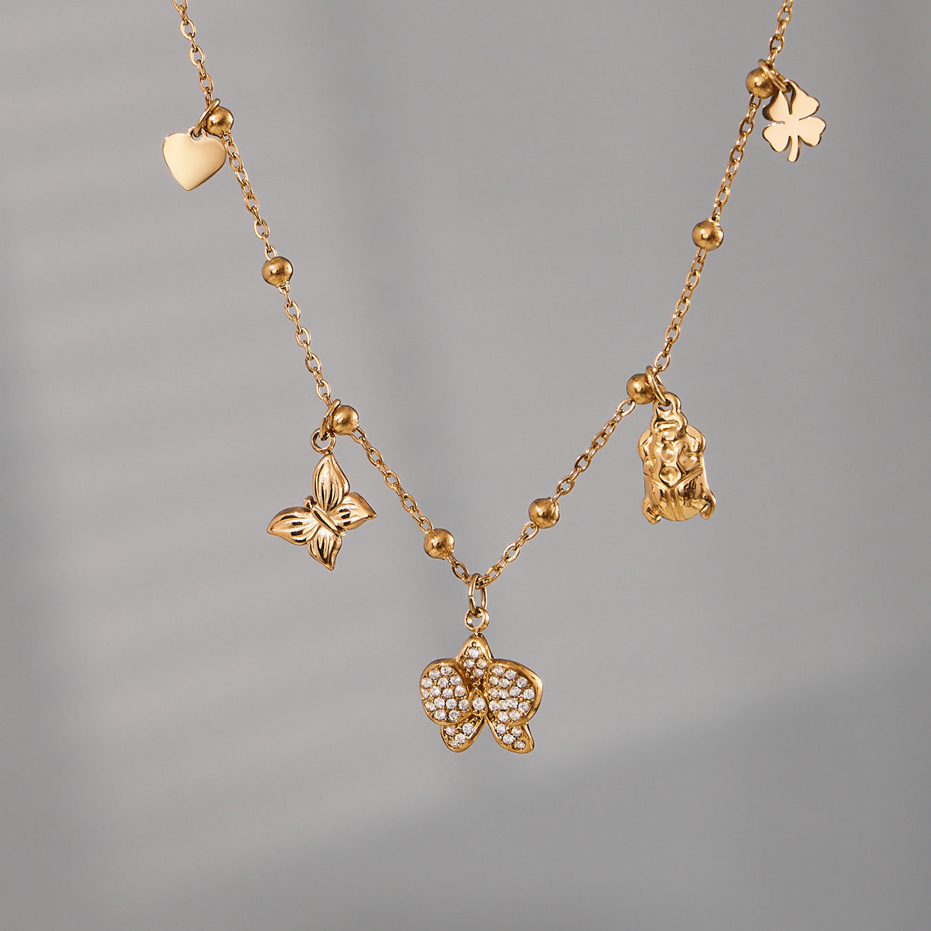 Bow-shaped zircon pendant necklace in rose gold