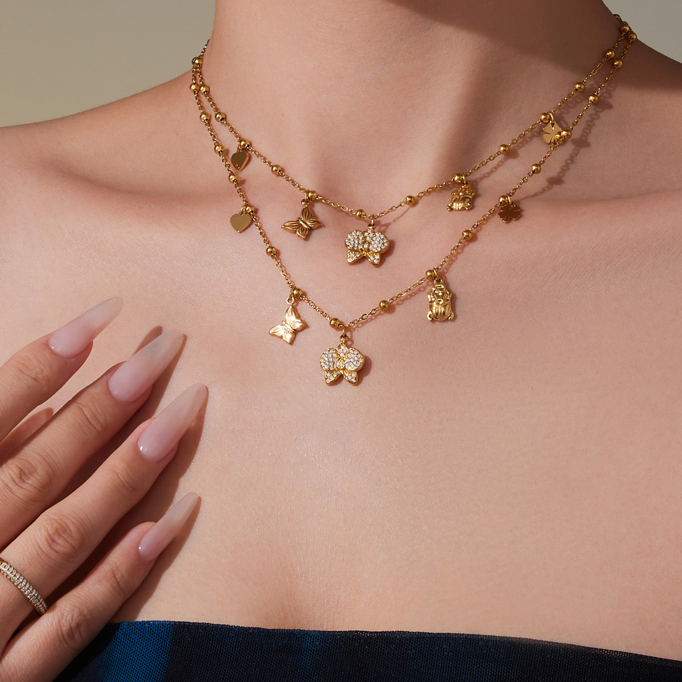 Bow-shaped zircon pendant necklace in rose gold