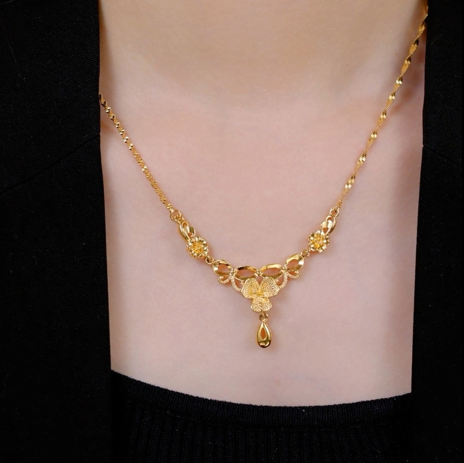 Teardrop-shaped gold-plated necklace